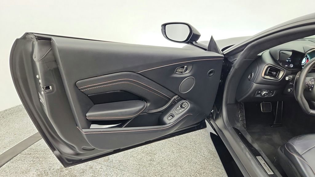 Used 2022 Aston Martin V8 Vantage Roadster image 15