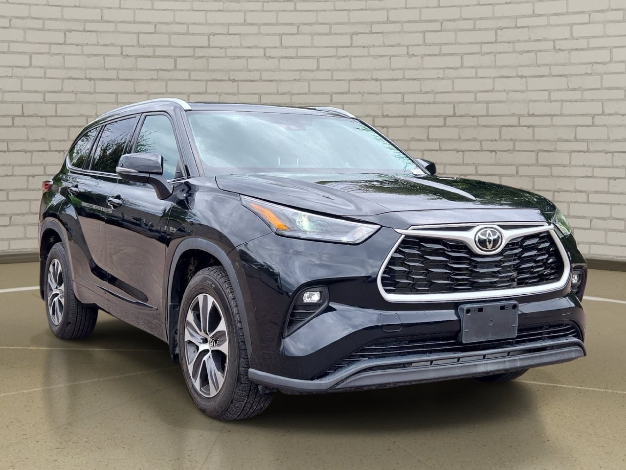 Used 2022 Toyota Highlander XLE AWD/4WD image 3