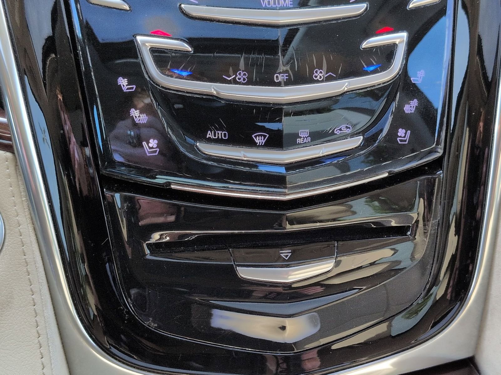 Used 2015 Cadillac Escalade Luxury image 25