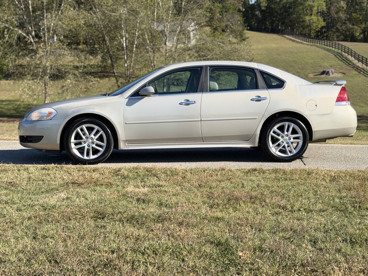 Used 2011 Chevrolet Impala LTZ FWD image 2