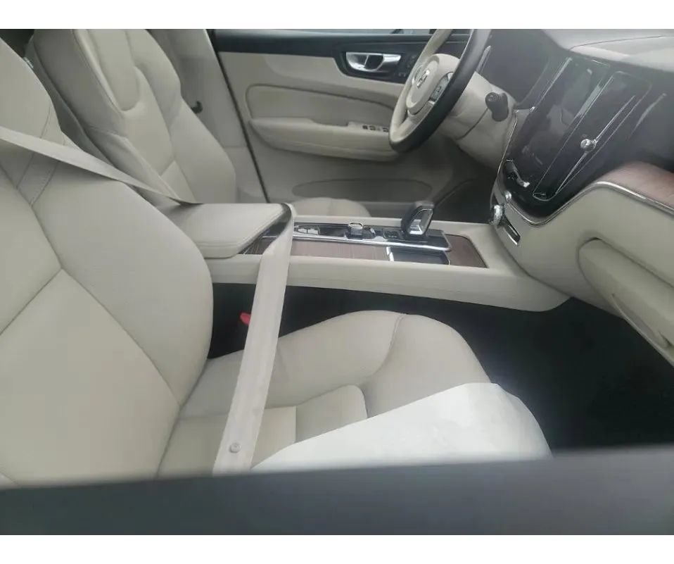 Used 2022 Volvo XC60 B5 Momentum AWD/4WD image 4