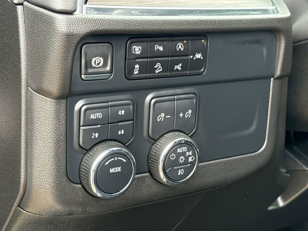 Used 2025 Chevrolet Suburban Z71 AWD/4WD image 24