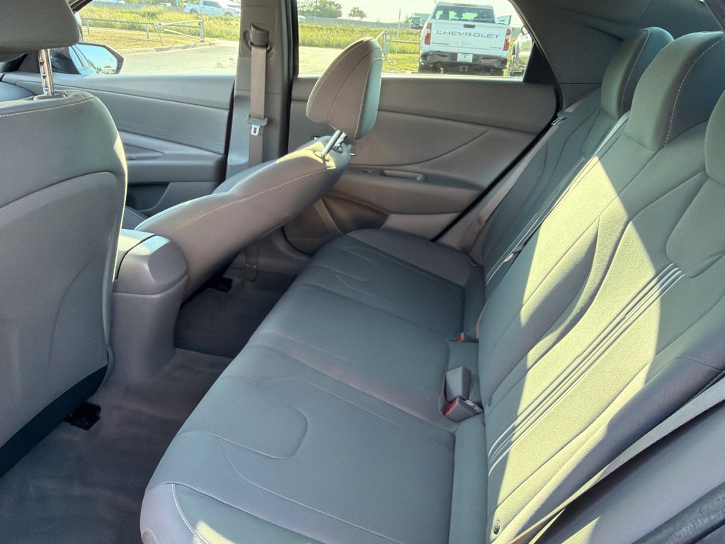 Used 2022 Hyundai Elantra SEL w/ Preferred Accessory Package FWD image 12