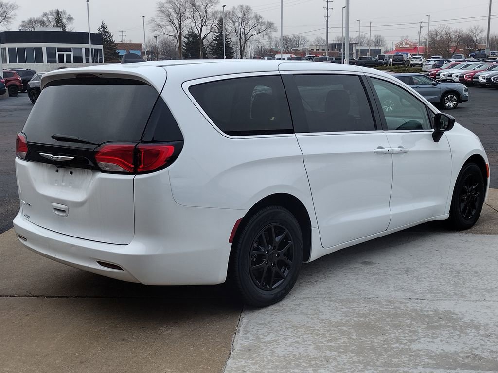 Used 2024 Chrysler Voyager LX image 17
