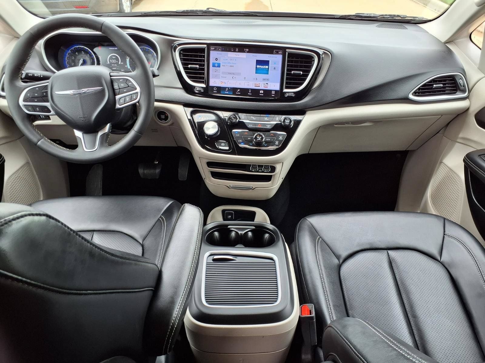 Used 2024 Chrysler Pacifica Touring-L FWD image 9