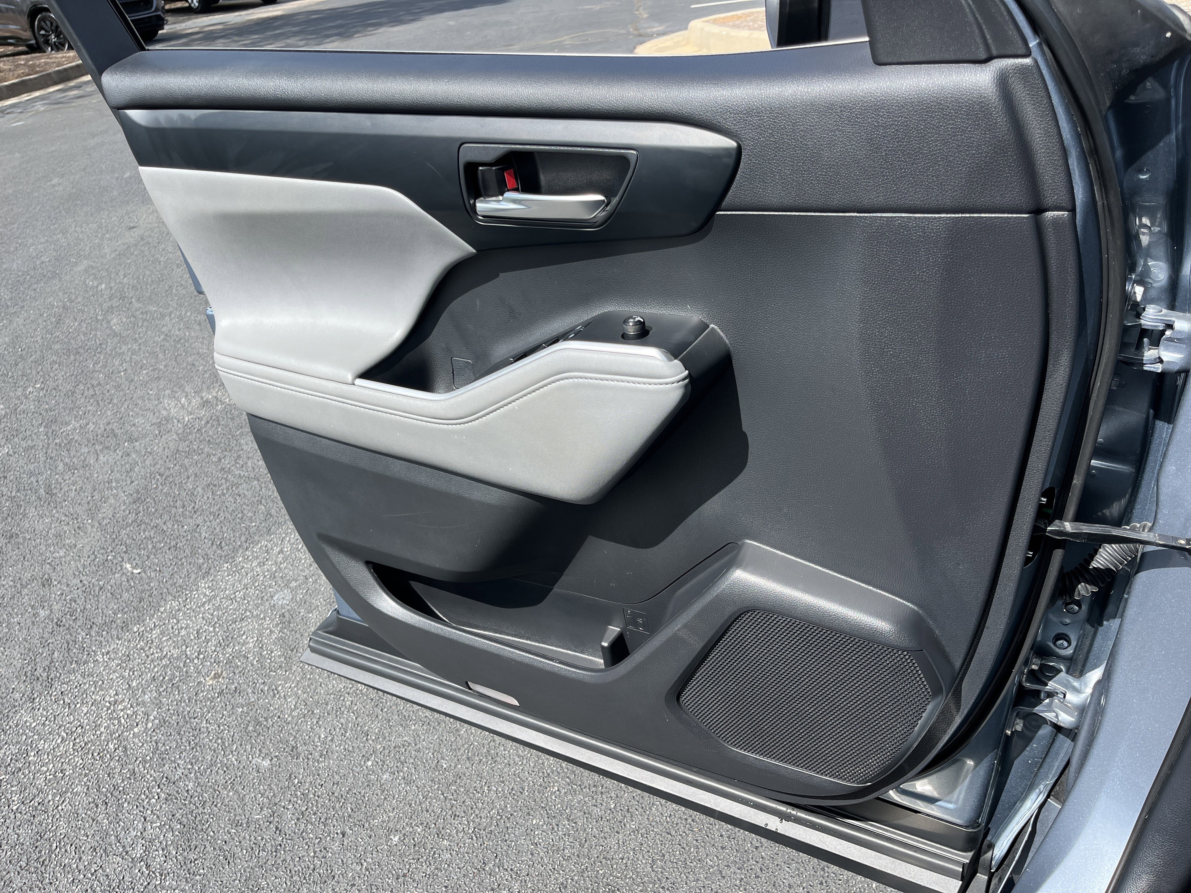 Used 2021 Toyota Highlander XLE image 14