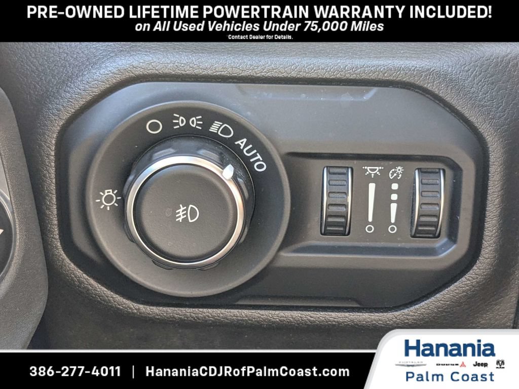 Used 2018 Jeep Wrangler Unlimited Sahara w/ Uconnect 4C Nav & Sound Group AWD/4WD image 25