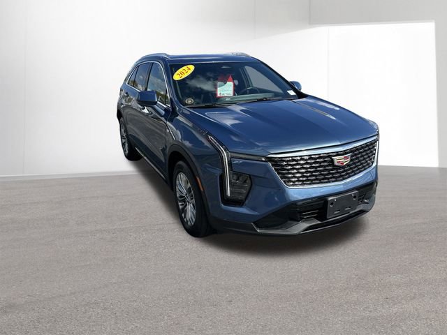 Used 2024 Cadillac XT4 Premium Luxury image 3