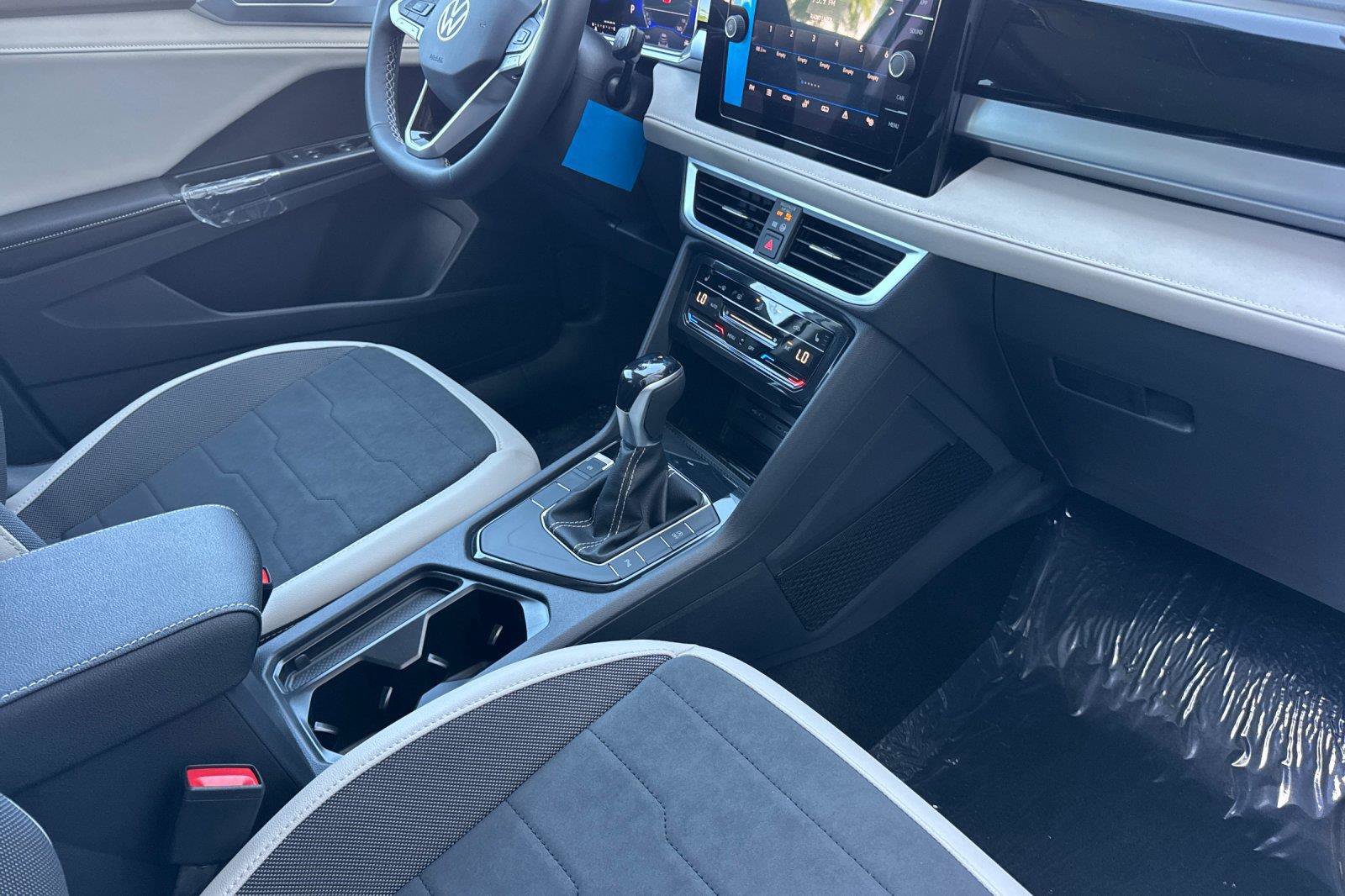 New 2026 Volkswagen Taos SE FWD image 15