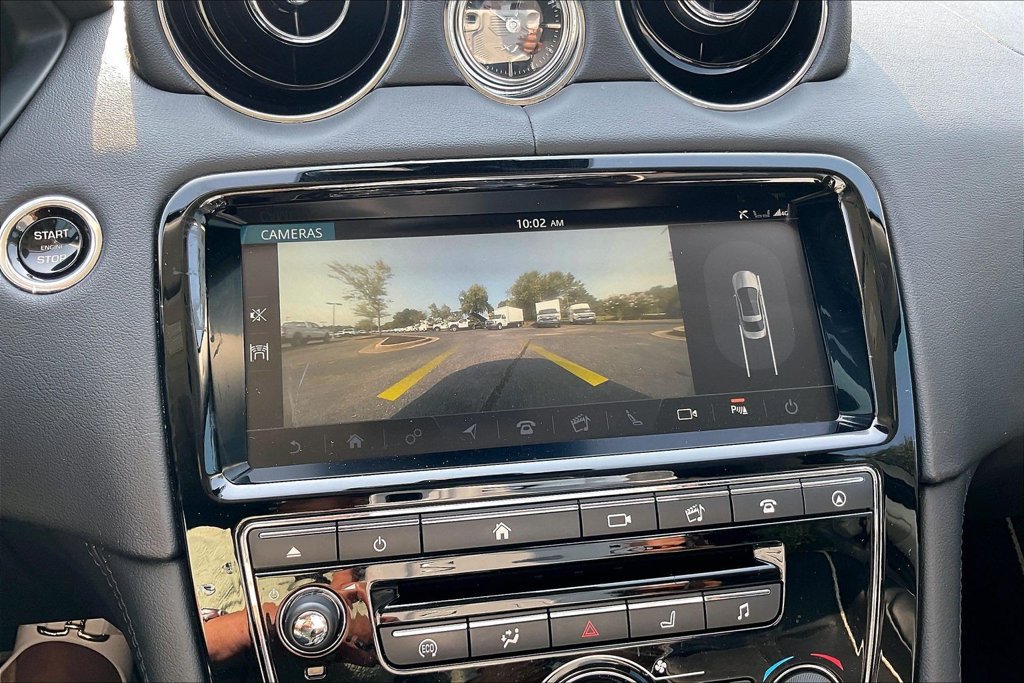 Used 2018 Jaguar XJ R-Sport RWD image 16