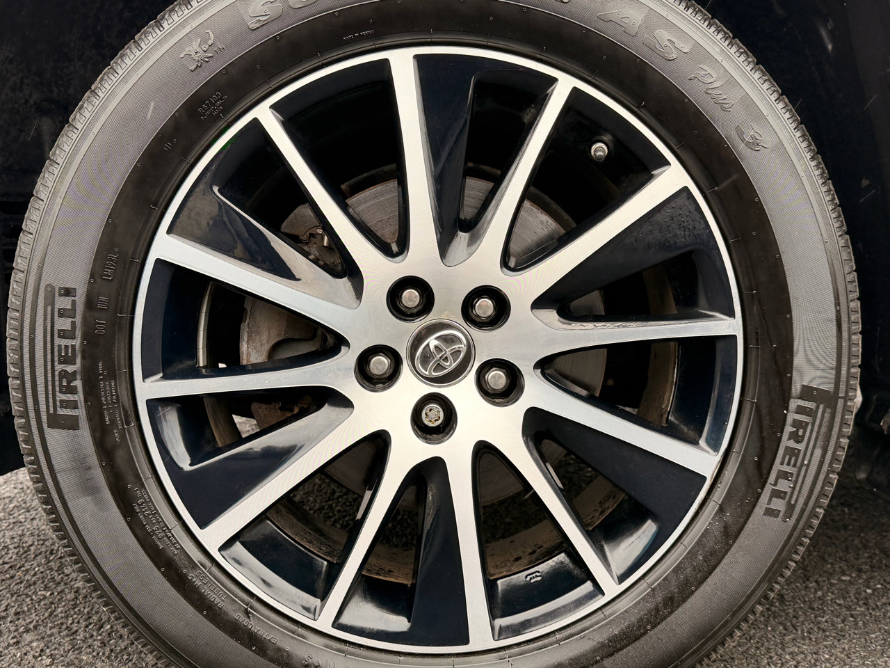 Used 2017 Toyota Highlander SE w/ Carpet Mat Package image 9