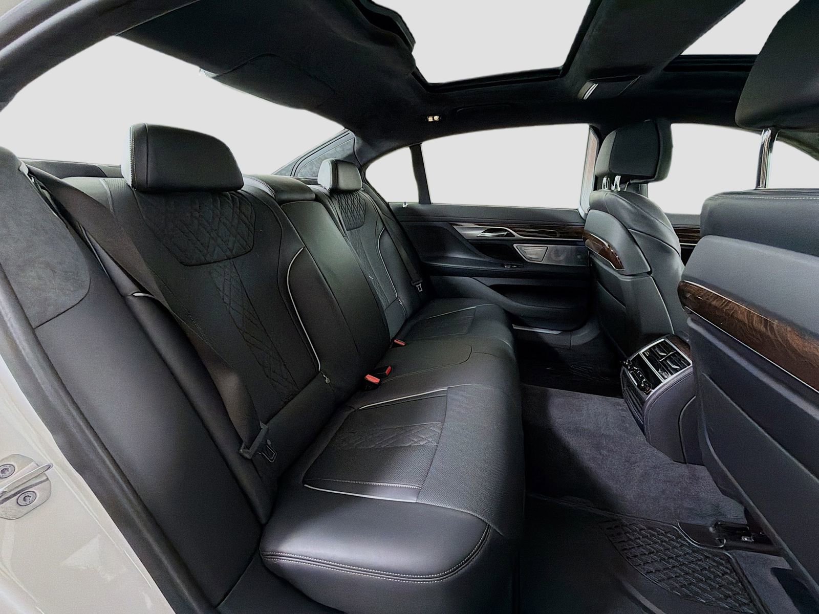 Used 2022 BMW 750i xDrive w/ Executive Package image 31