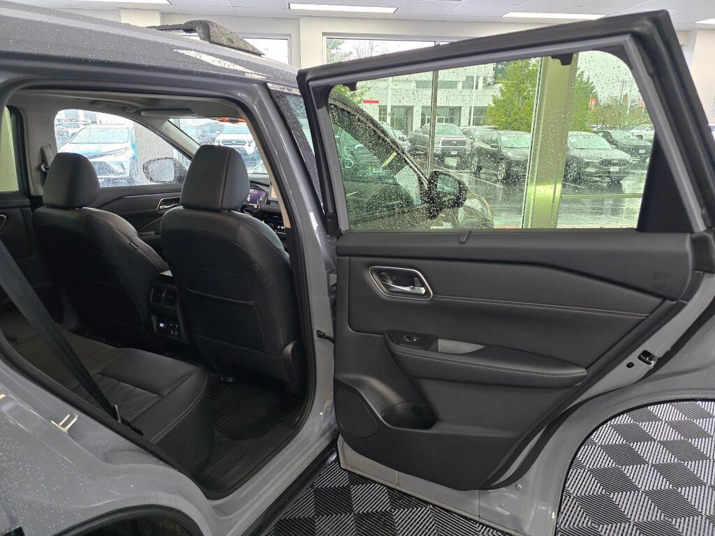 Used 2025 Nissan Rogue Platinum w/ Platinum Premium Package image 41
