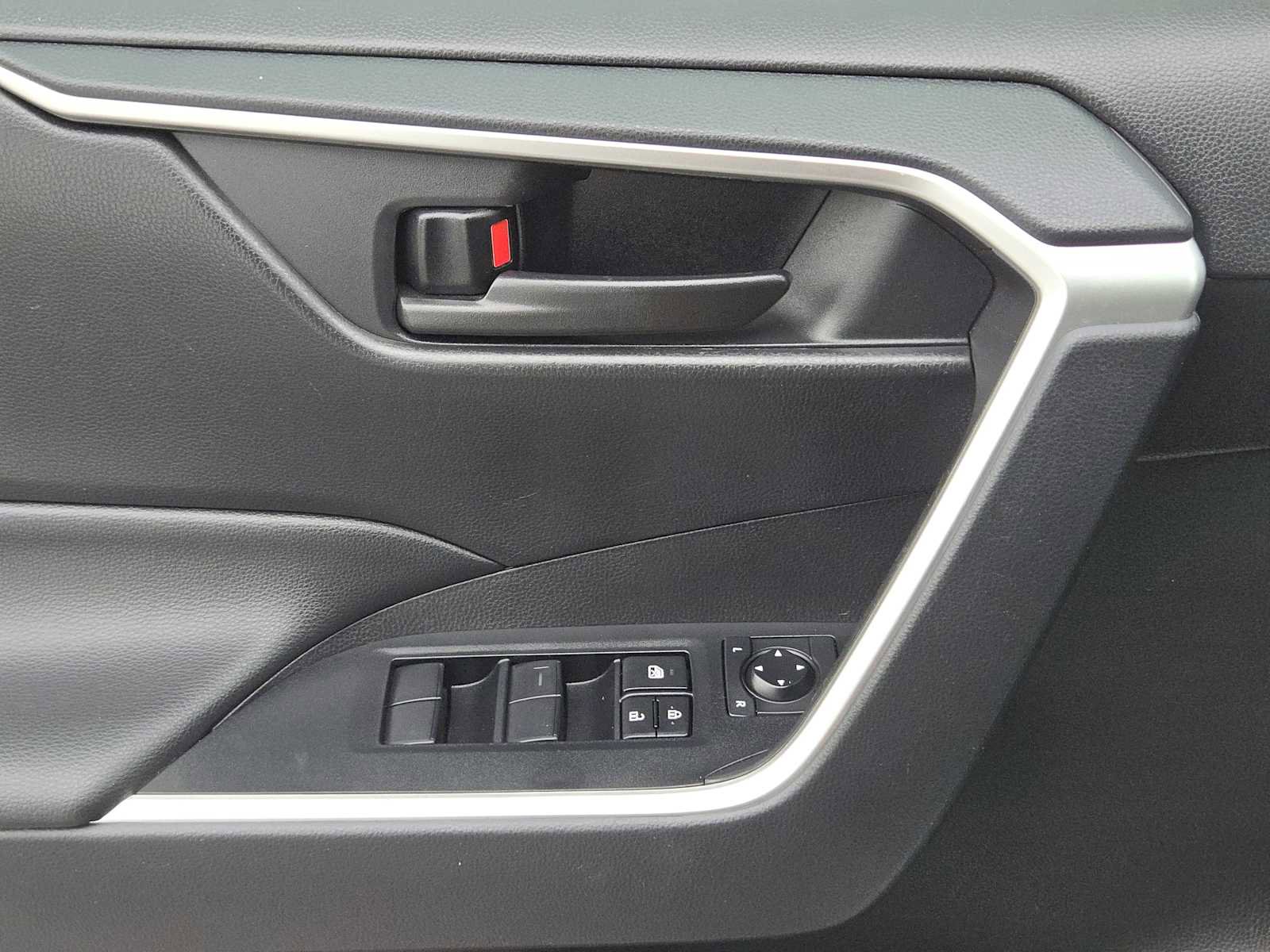 Used 2020 Toyota RAV4 LE image 23