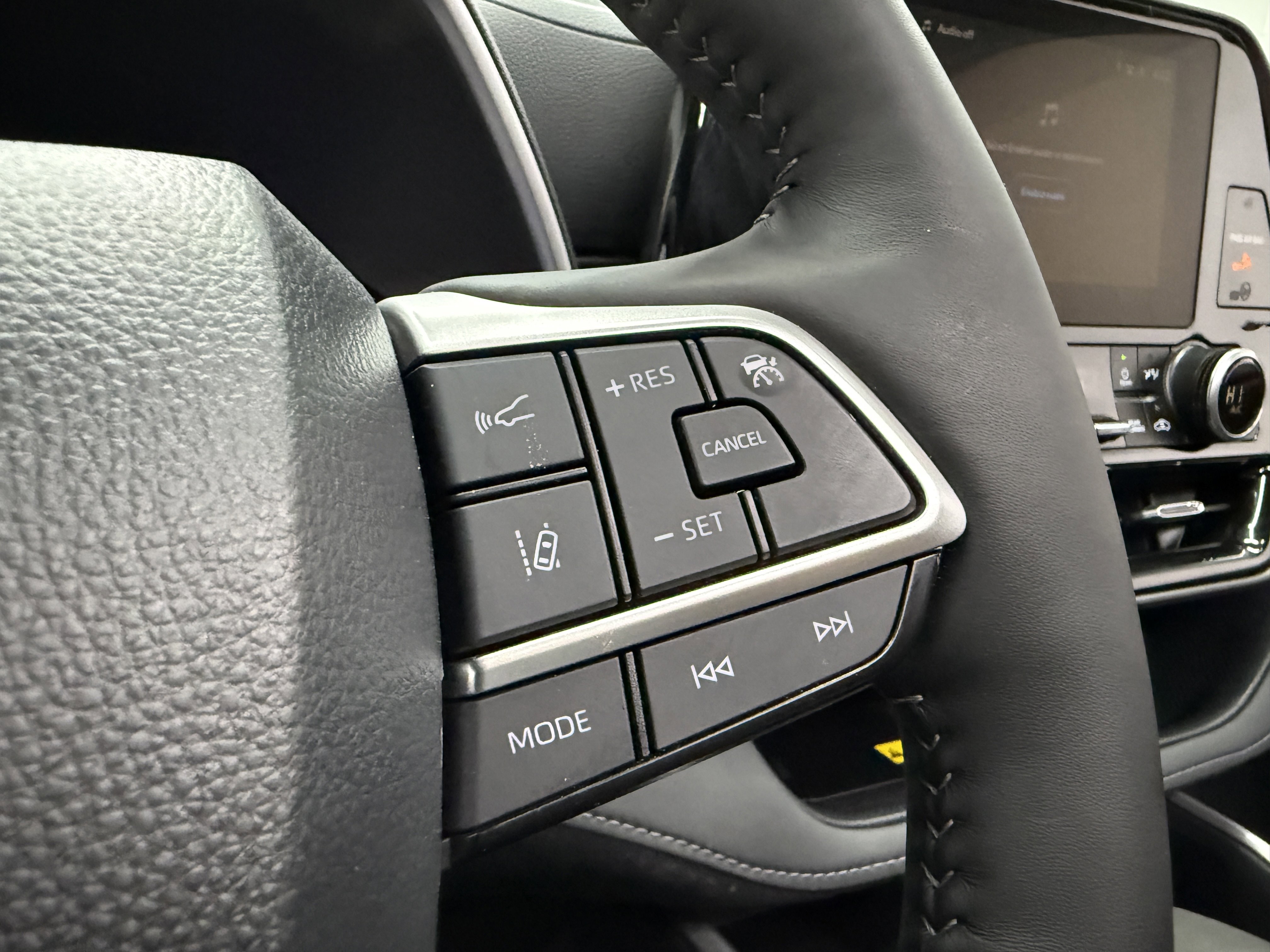 Used 2026 Toyota Highlander XLE image 16