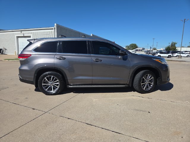 Used 2017 Toyota Highlander XLE AWD/4WD image 6