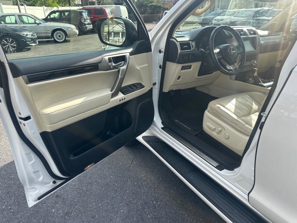 Used 2020 Lexus GX 460 Premium w/ Premium Package AWD/4WD image 23
