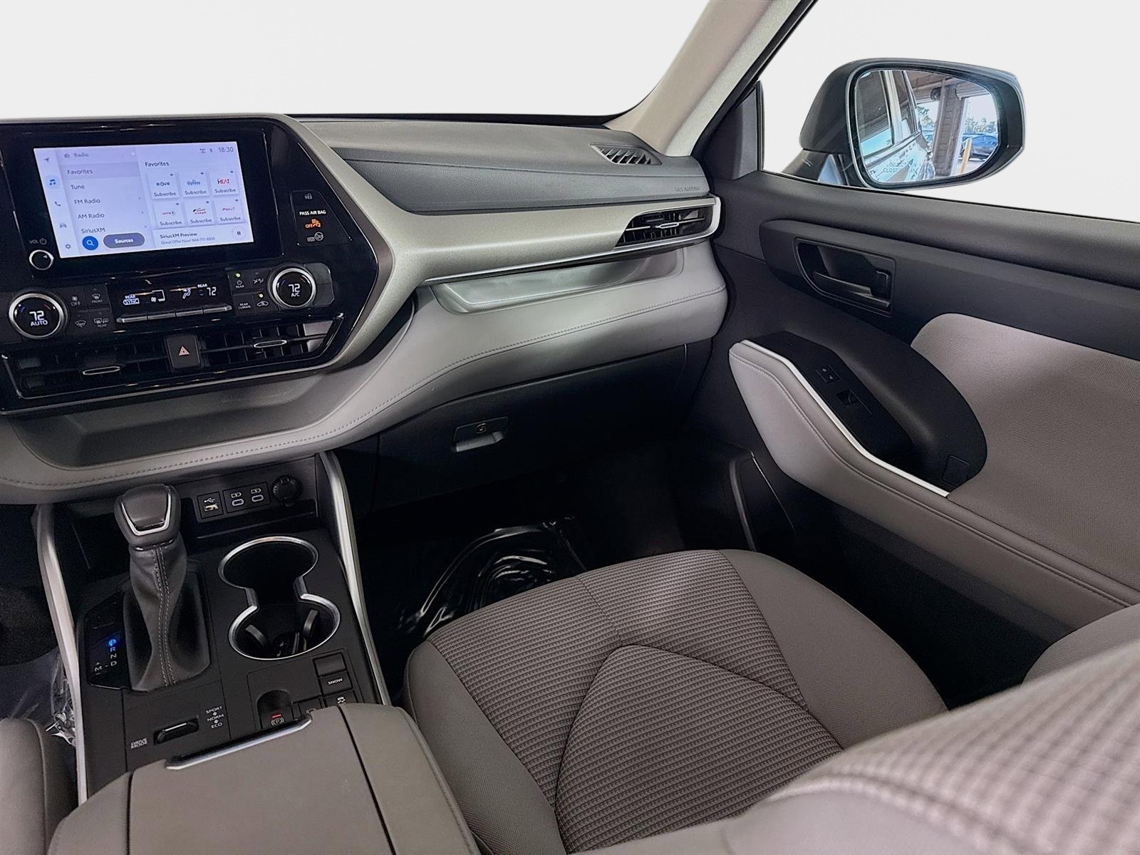Used 2023 Toyota Highlander LE FWD image 23