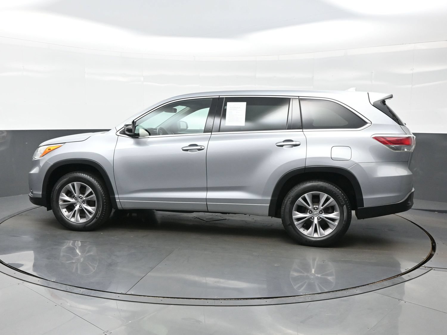 Used 2014 Toyota Highlander Plus FWD image 3