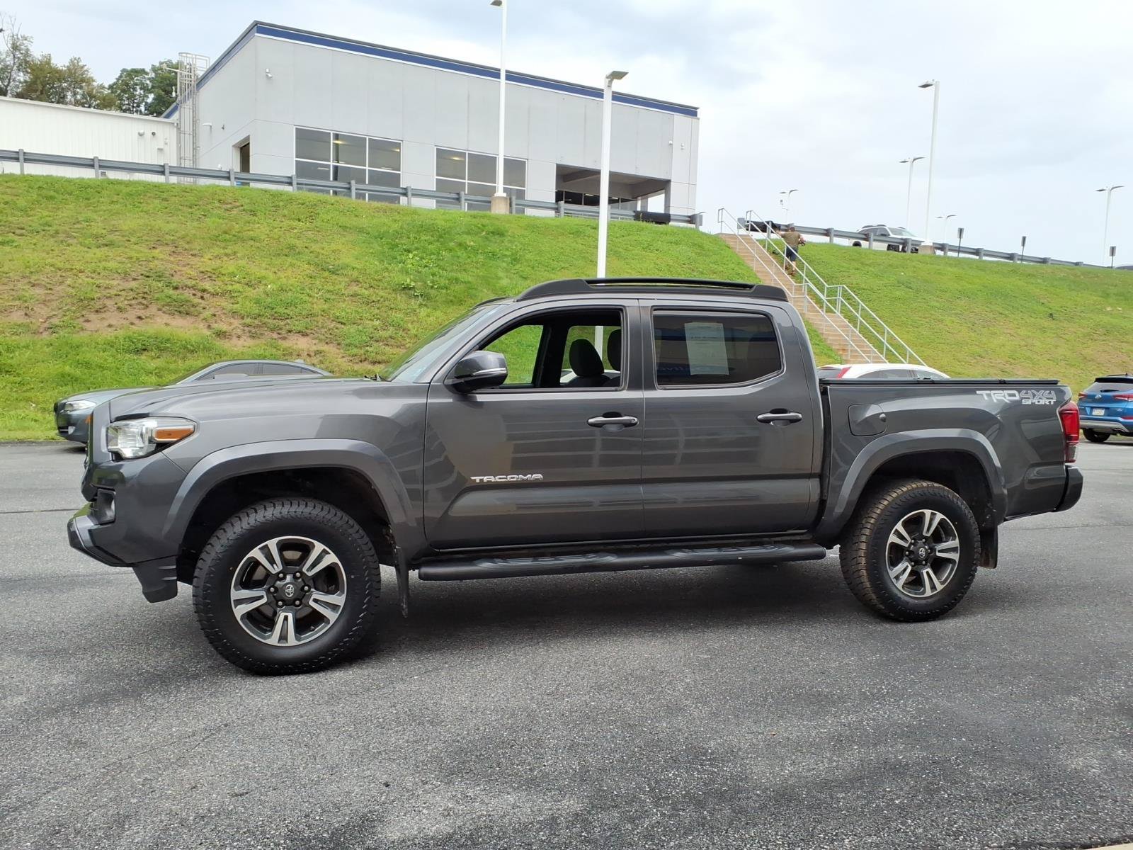 Used 2019 Toyota Tacoma TRD Sport AWD/4WD image 7