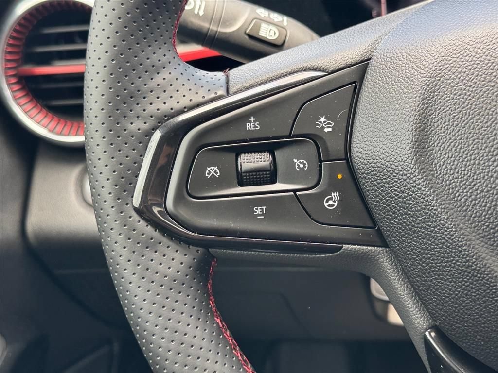 Used 2025 Chevrolet Trax RS w/ Sunroof Package FWD image 17