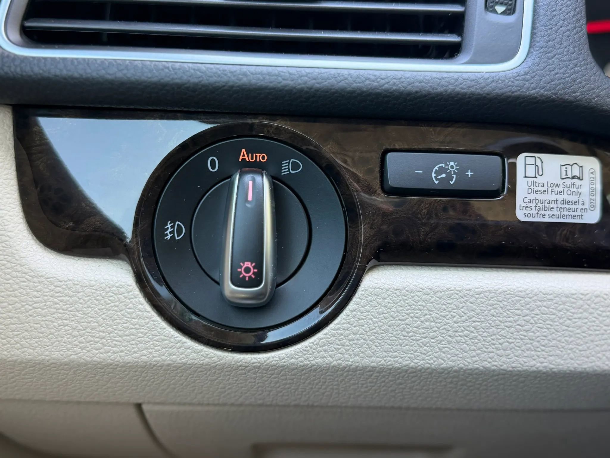 Used 2014 Volkswagen Passat TDI SEL Premium FWD image 28