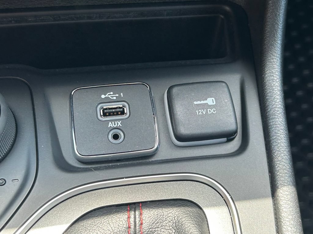 Used 2019 Jeep Cherokee Trailhawk AWD/4WD image 30