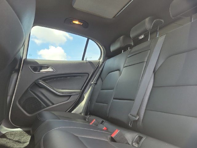 Used 2020 Mercedes-Benz GLA 250 4MATIC w/ Premium Package image 13