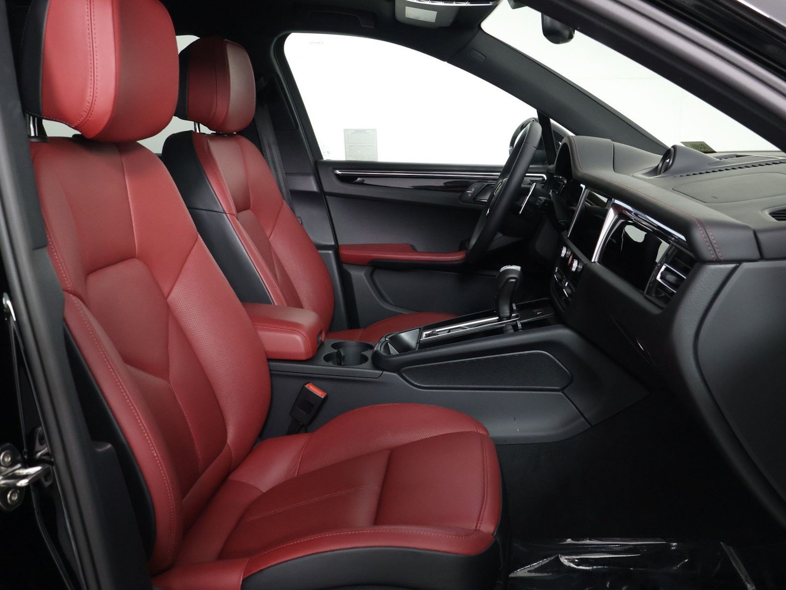 Certified 2026 Porsche Macan AWD/4WD image 31