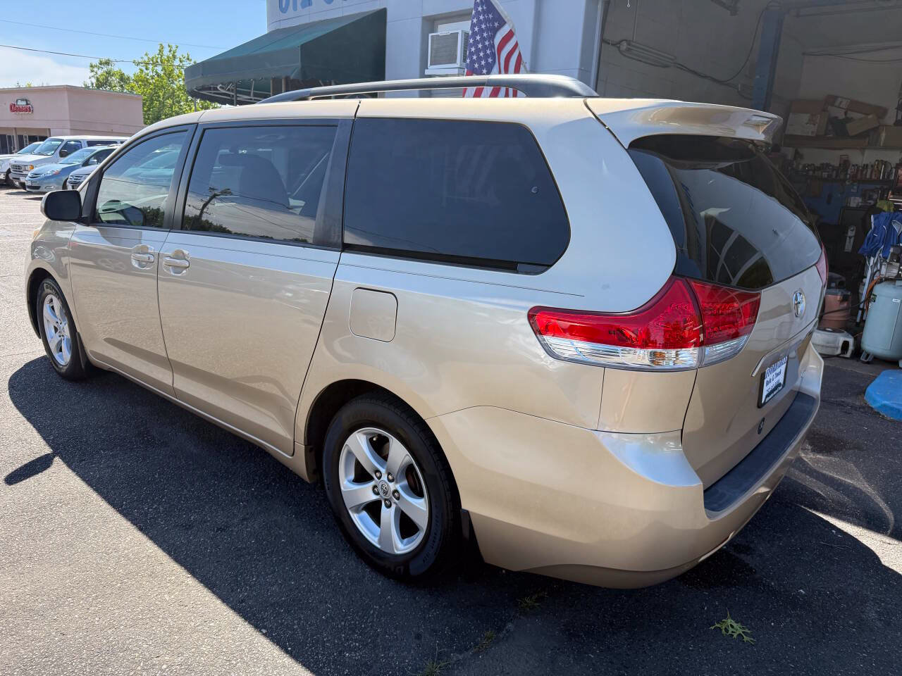 Used 2012 Toyota Sienna LE FWD image 8