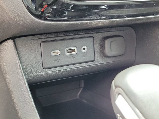 Used 2022 Buick Encore GX Essence w/ Experience Buick Package FWD image 28