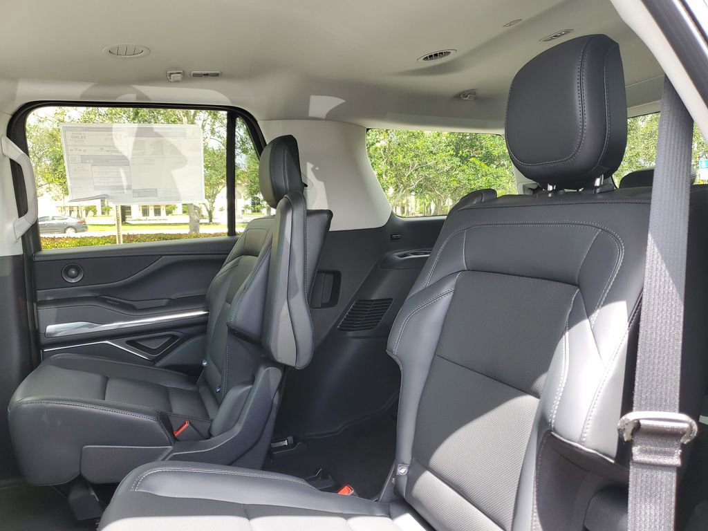 New 2026 Lincoln Navigator Premier AWD/4WD image 13