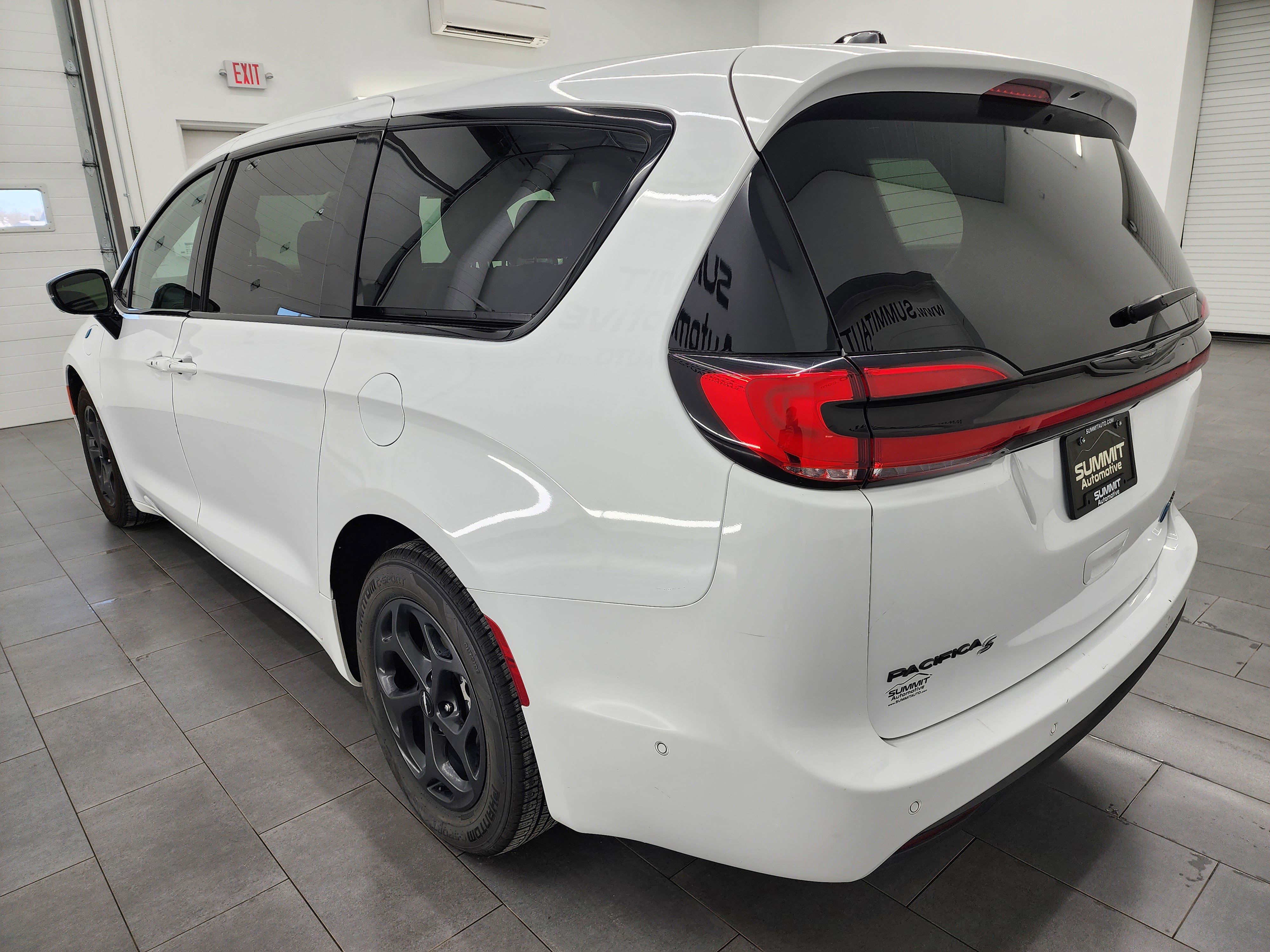 Used 2024 Chrysler Pacifica Limited image 5