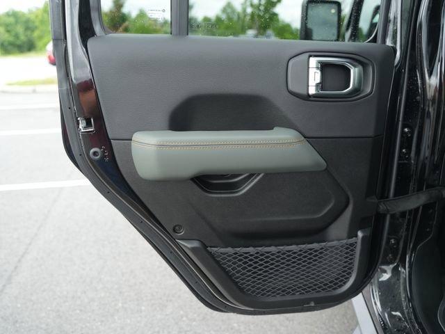 Used 2025 Jeep Gladiator Mojave AWD/4WD image 16