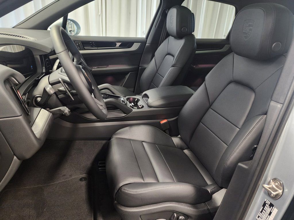 Certified 2025 Porsche Cayenne image 5