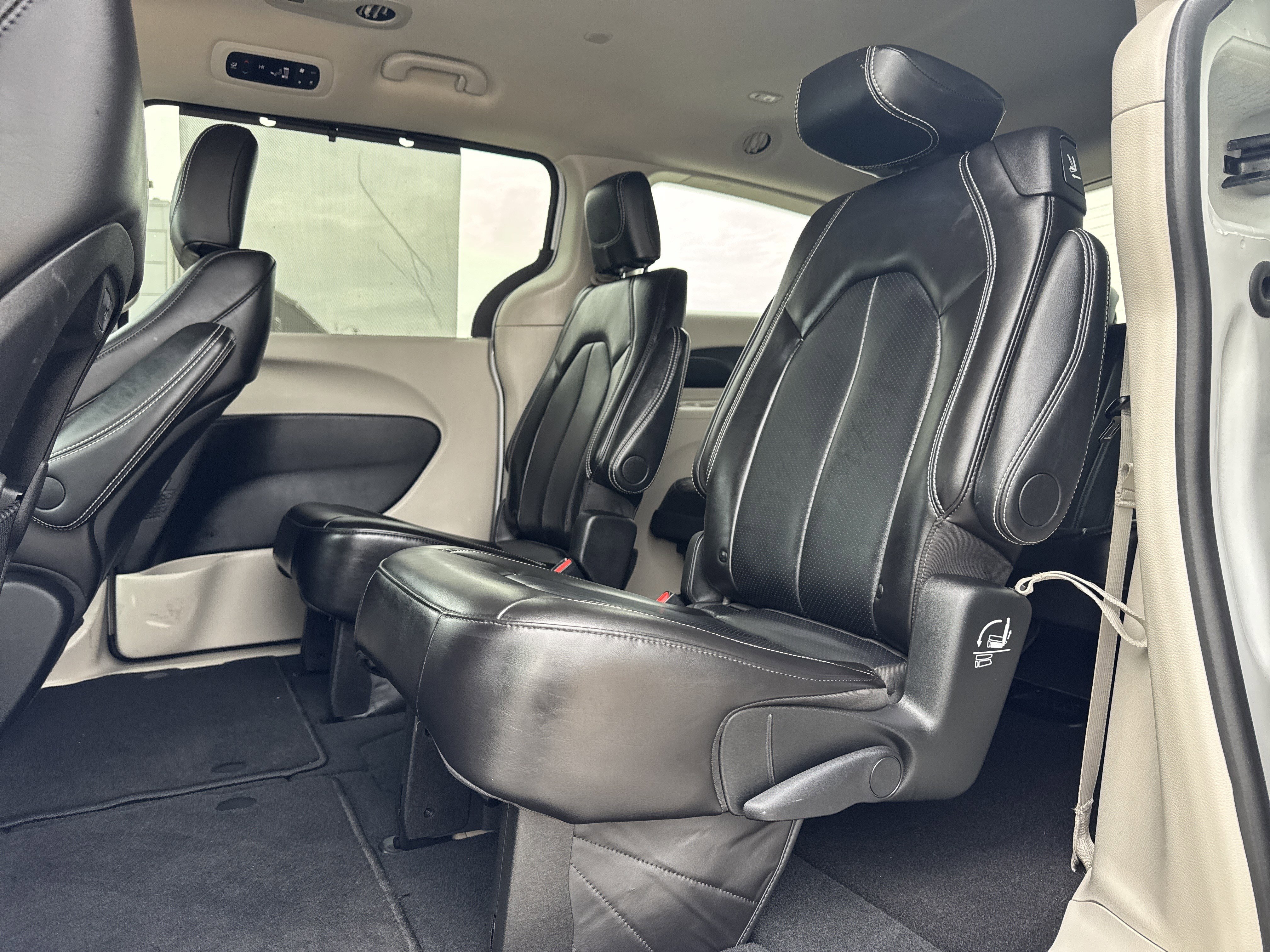 Used 2024 Chrysler Pacifica Touring-L image 29