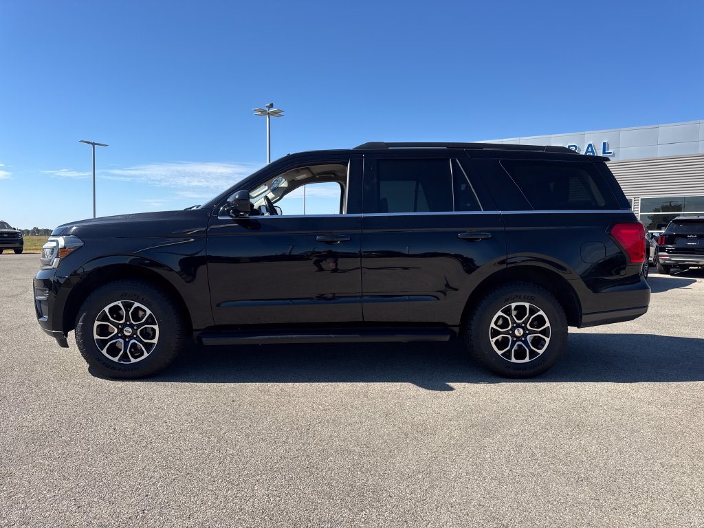 Used 2024 Ford Expedition XLT AWD/4WD image 3