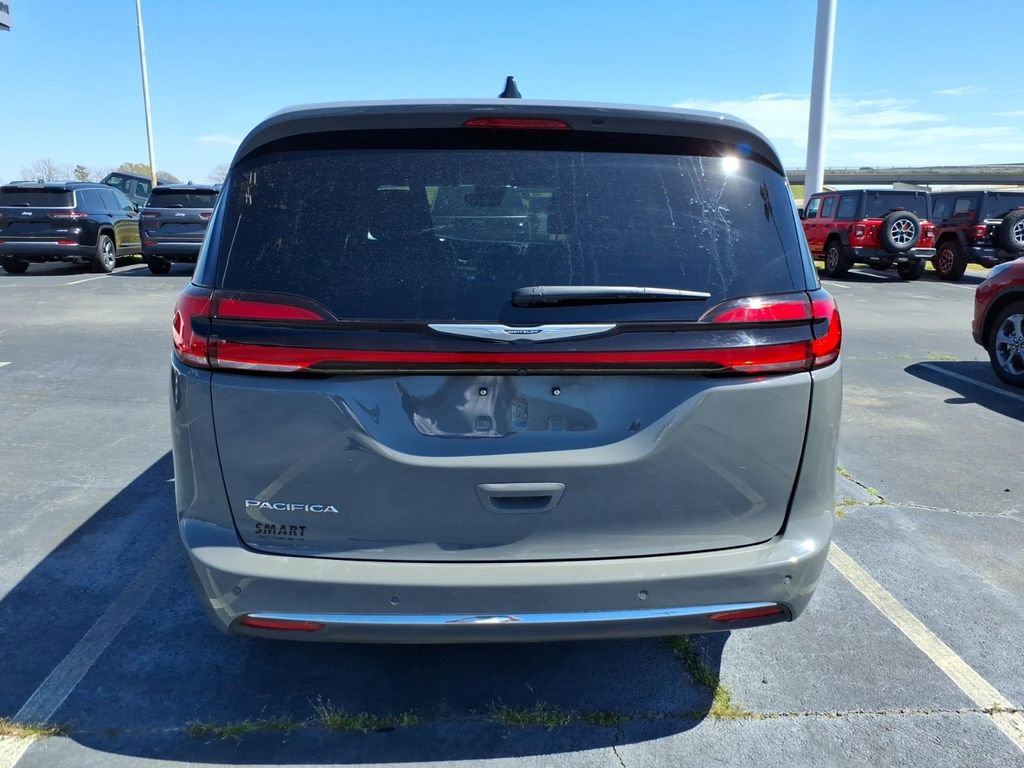 Used 2025 Chrysler Pacifica Select image 4