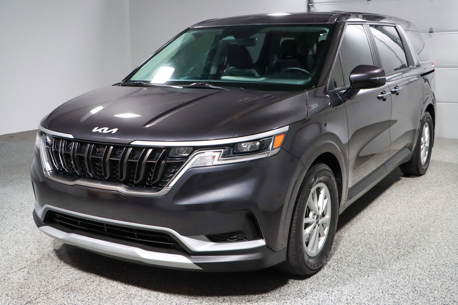 Used 2024 Kia Carnival LX image 32