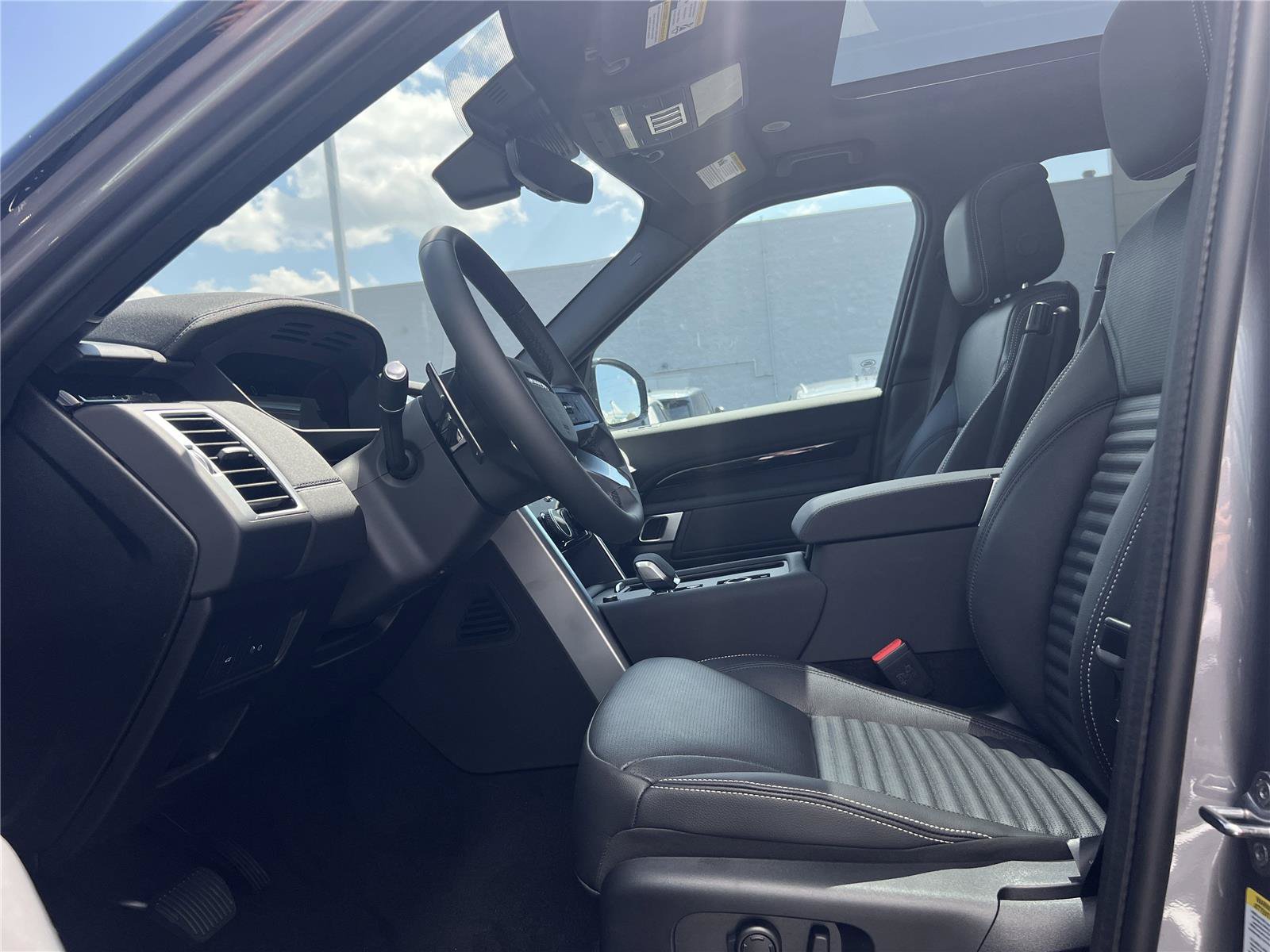 New 2025 Land Rover Discovery S AWD/4WD image 24