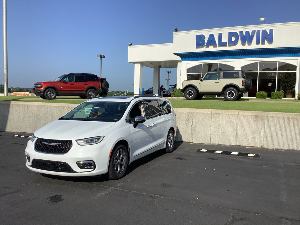 Used 2023 Chrysler Pacifica Limited FWD image 3