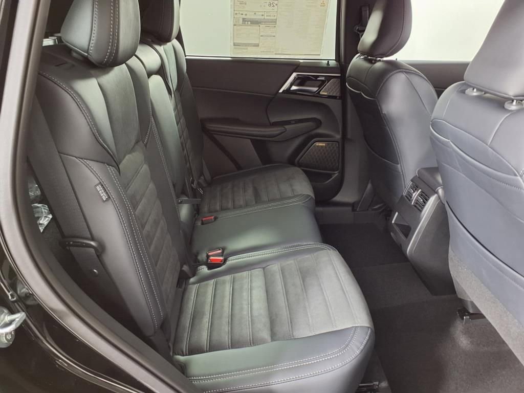 Used 2025 Mitsubishi Outlander SE AWD/4WD image 11