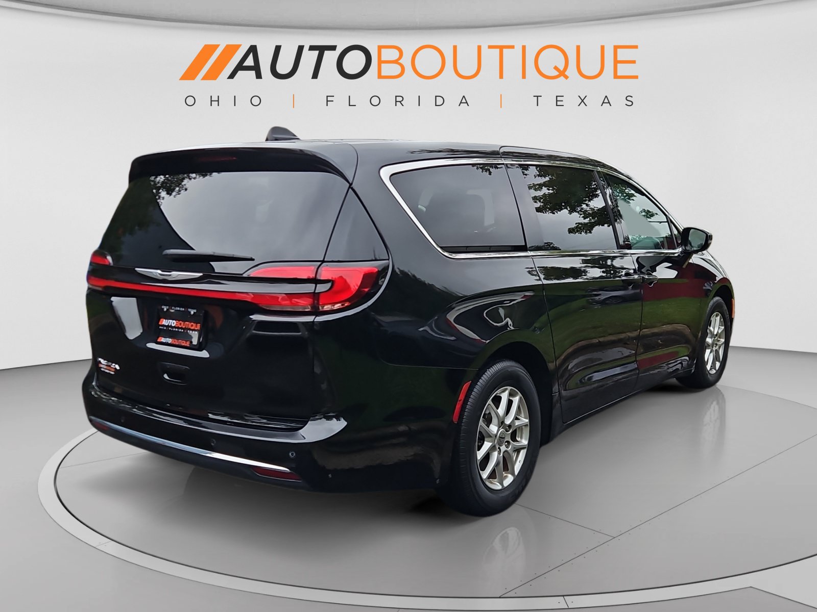 Used 2024 Chrysler Pacifica Touring-L FWD image 5