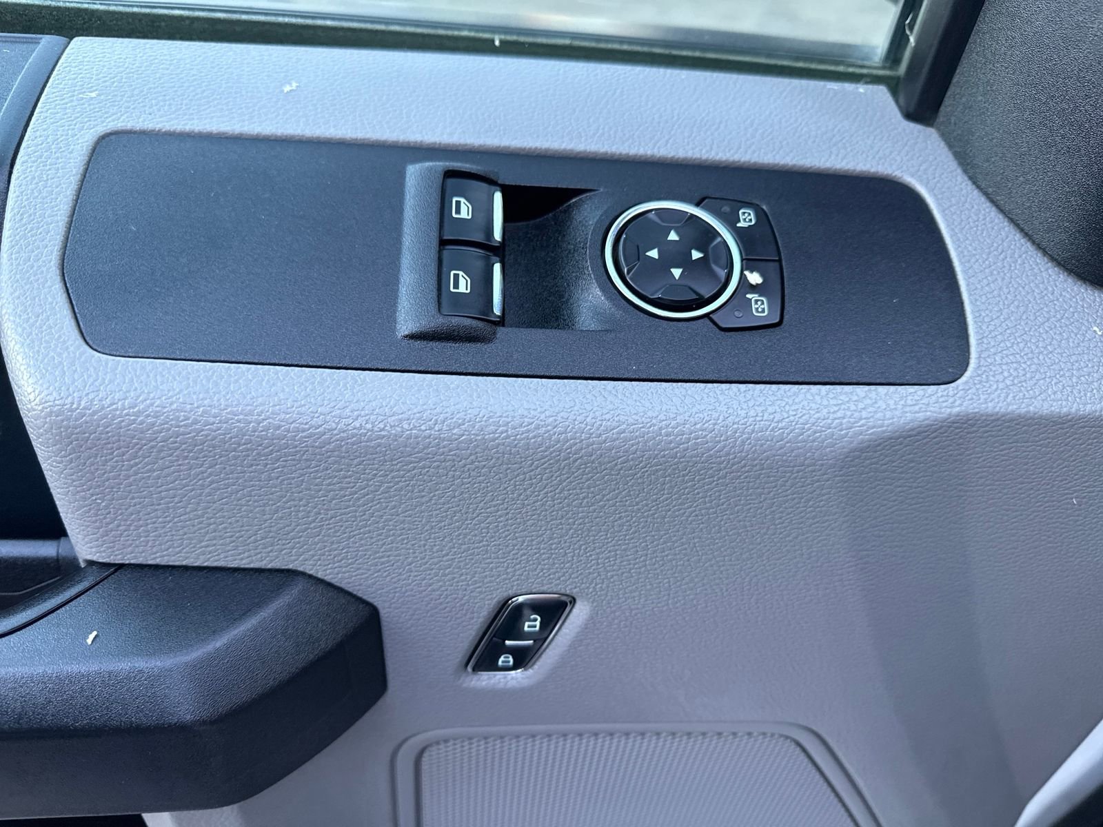 Used 2017 Ford F550 2WD Regular Cab Super Duty image 11