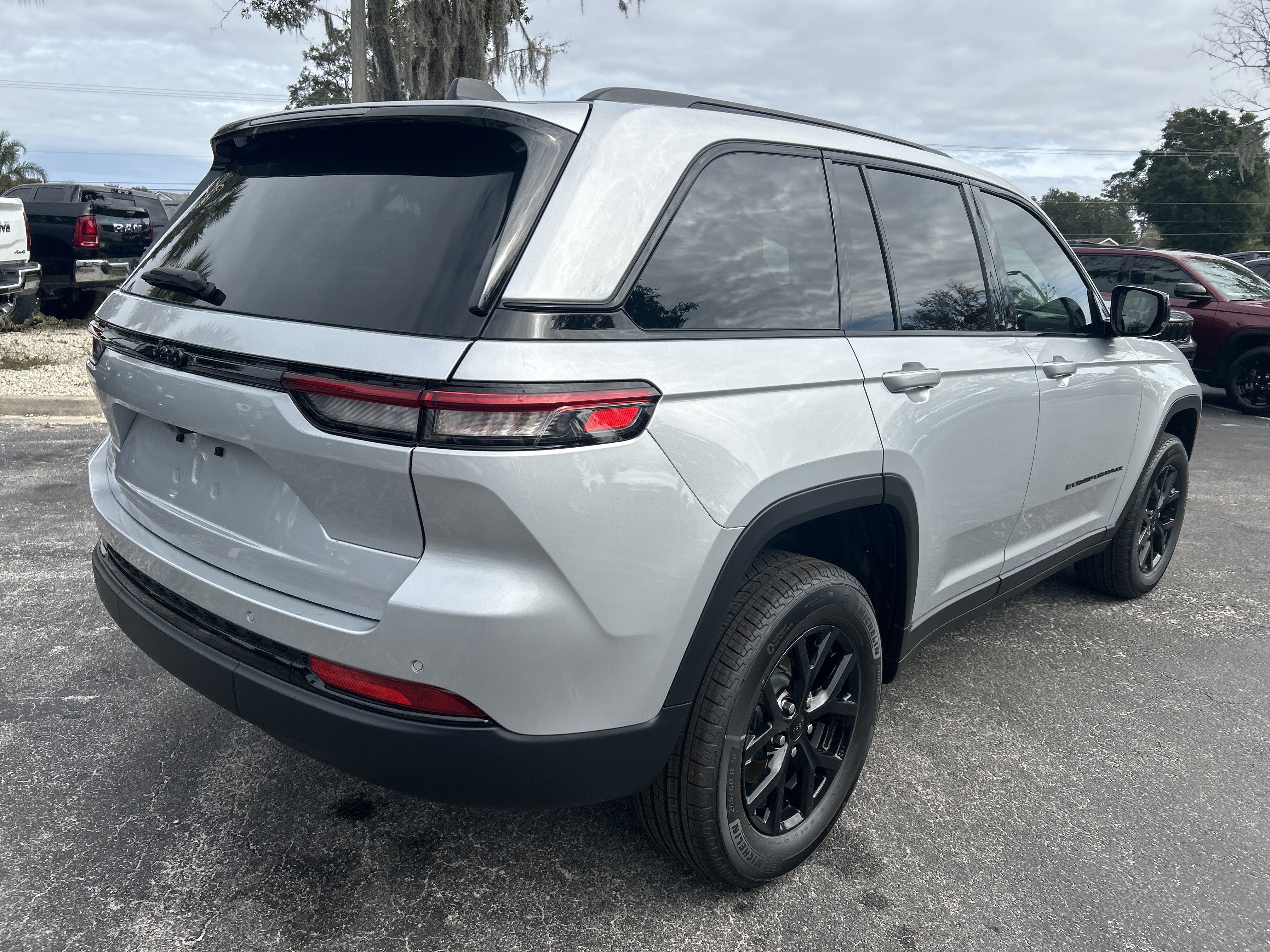 New 2025 Jeep Grand Cherokee Altitude image 9
