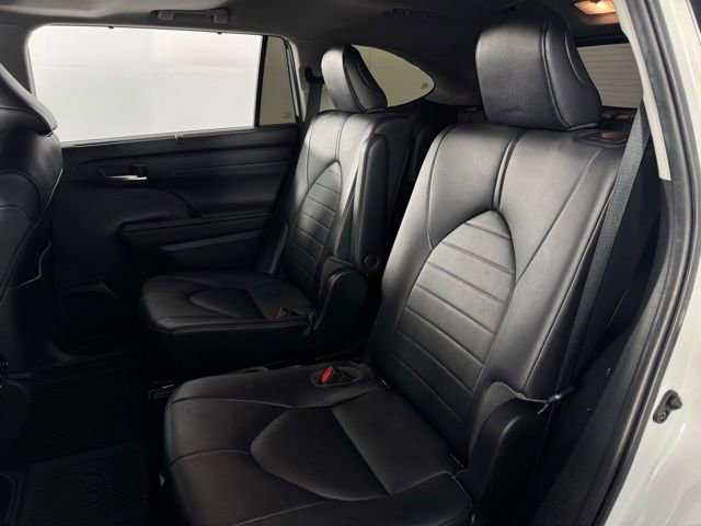 Used 2020 Toyota Highlander XLE image 18