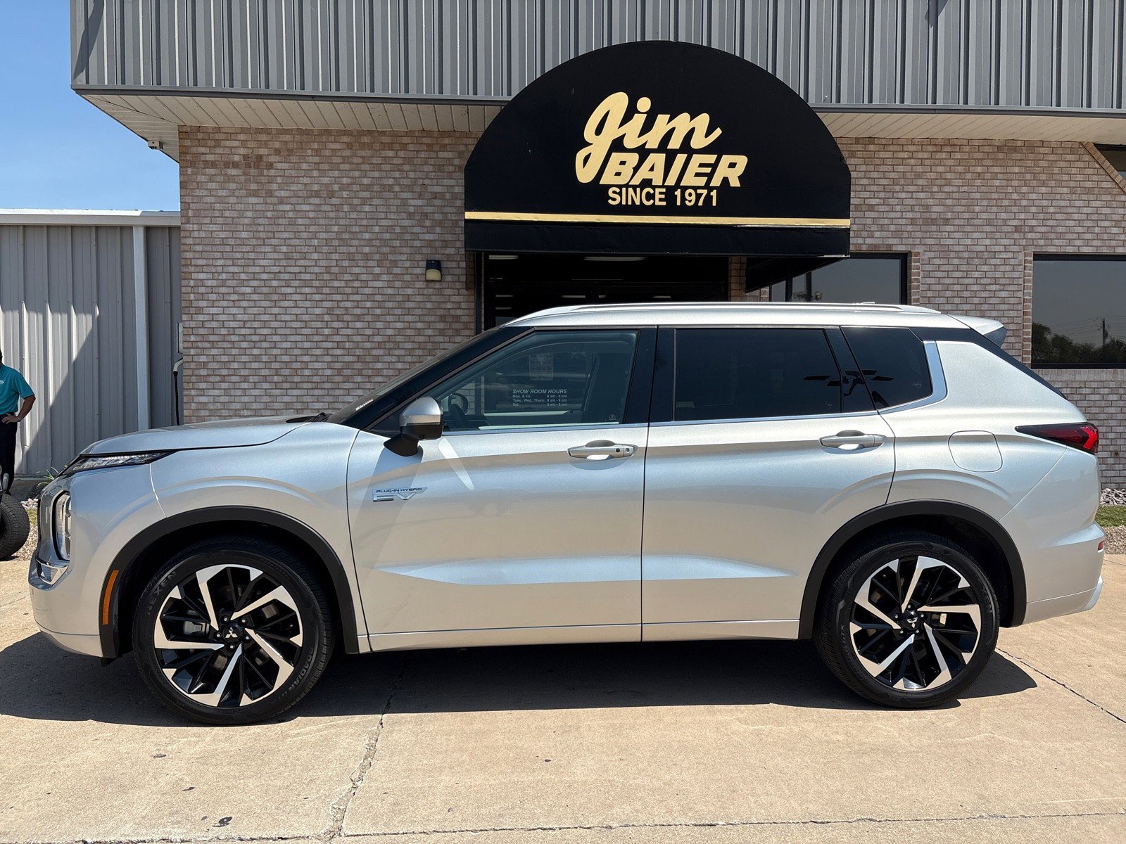 Used 2024 Mitsubishi Outlander 4WD Plug-In Hybrid image 2