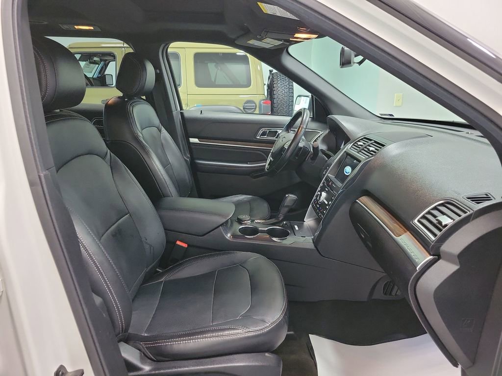Used 2017 Ford Explorer Limited image 22