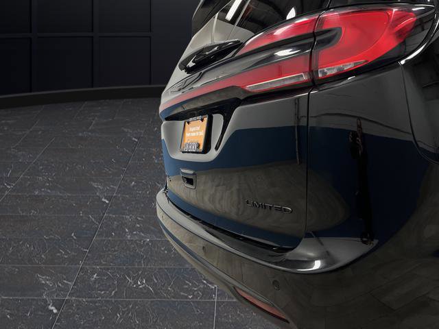Used 2025 Chrysler Pacifica Limited image 33