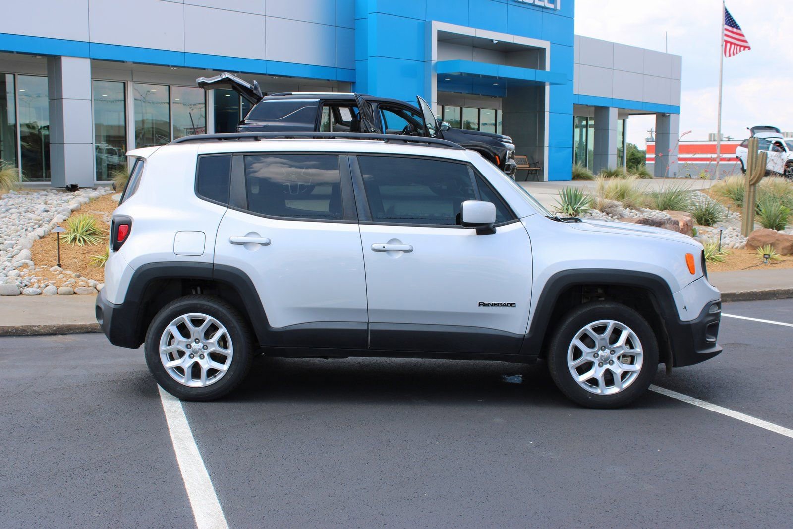 Used 2018 Jeep Renegade Latitude w/ Cold Weather Group AWD/4WD image 10
